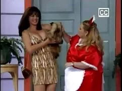 یک زن نشسته است بر ر ...
