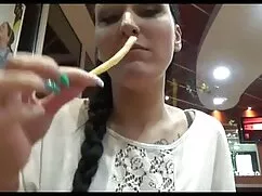 او به خانه با یک دوس ...